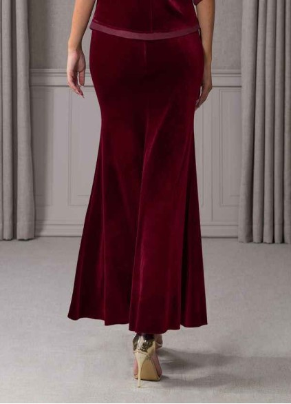 Juecet Zana Velvet Skirt
( Final Sale ) Juecet Zana Velvet Skirt
( Final Sale )
